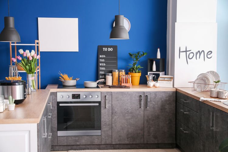 Ilustrasi dapur dengan nuansa warna biru tua. 