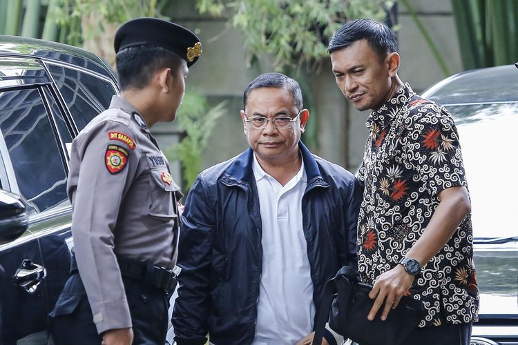 Bupati Pati Sudewo (tengah) dikawal petugas setibanya di Gedung Merah Putih KPK, Jakarta, Selasa (20/1/2026). Sudewo tiba di KPK untuk menjalani pemeriksaan lanjutan setelah terjaring dalam operasi tangkap tangan terkait dugaan korupsi pengisian jabatan perangkat desa di Kabupaten Pati, Jawa Tengah. ANTARA FOTO/Asprilla Dwi Adha/nym.