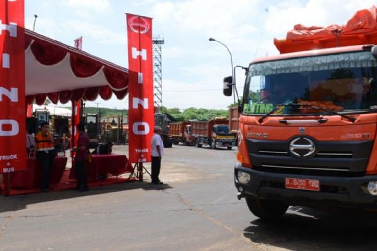 Truk sampah yang akan diuji emisi.