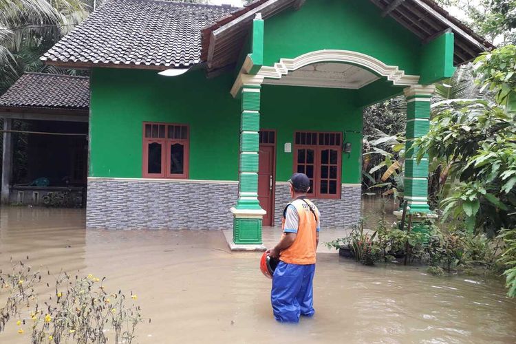 Banjir di Desa Kedungbenda, Kecamatan Nusawungu, Kabupaten Cilacap, Jawa Tengah, Kamis (13/10/2022).