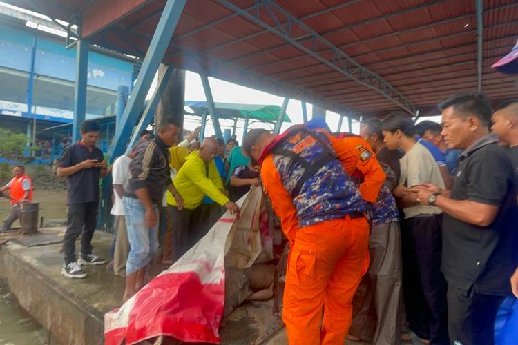 Jenazah kru kapal yang terjatuh di perairan Kundur diangkat ke pelabuhan Tanjung Batu Karimun, Rabu (14/9/2022).