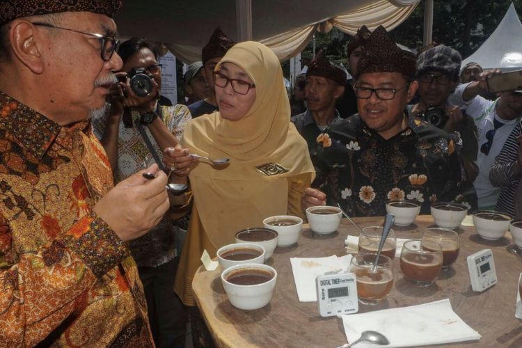 Pada Minggu (19/3/2017), sebanyak 40 pegiat kopi Jawa Barat memeriahkan #NgopiSaraosna Vol. 1 di halaman Gedung Sate, Jalan Diponegoro, Kota Bandung. 