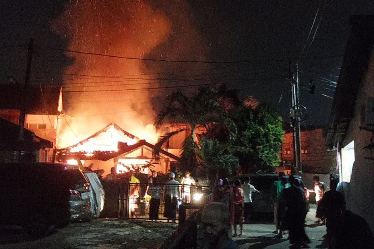 Sebuah rumah tinggal Lubang Buaya, Cipayung, Jakarta Timur, terbakar pada Minggu (23/7/2023) dini hari.