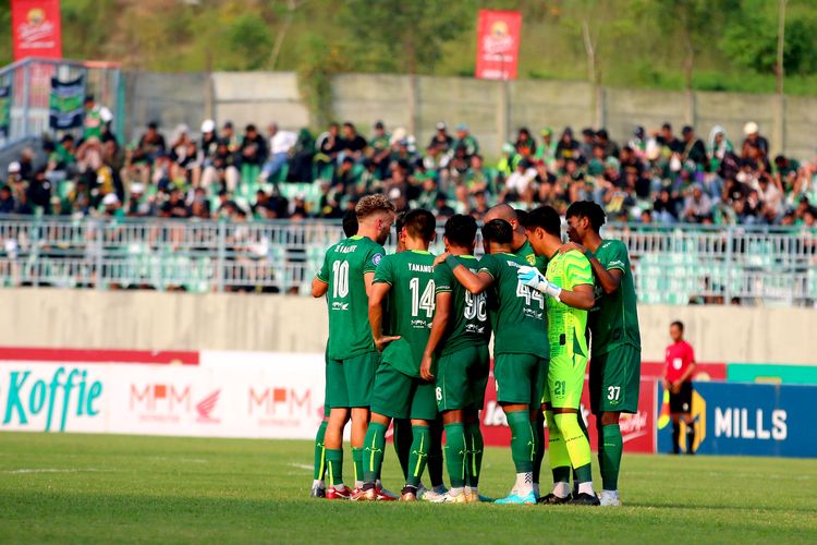 Pemain Persebaya Surabaya berdoa sebelum babak kedua dimulai saat pertandingan pekan ke-30 Liga 1 2022-2023 melawan Persib Bandung yang berakhir dengan skor 2-2 di Stadion Gelora Joko Samudro Gresik, Senin (13/3/2023) sore.