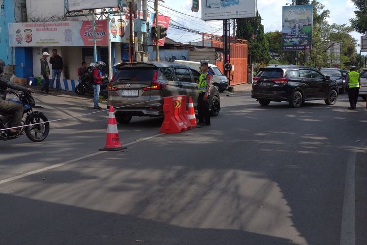 Kendaraan Wisata ke Lembang Meningkat, Polisi Terapkan One Way Sepenggal hingga 6 Kali
