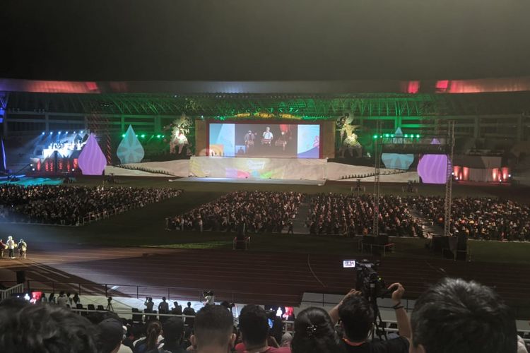 Suasana upacara pembukaan ASEAN Para Games 2022 di Stadion Manahan, Solo, pada Sabtu (30/7/2022) malam WIB. Gubernur Jawa Tengah, Ganjar Pranowo, dan komika Dodit Mulyanto turut tampil pada acara tersebut.