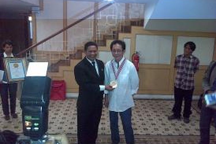 Direktur Leprid Paulus Pangka menyerahkan piagam penghargaan kepada Direktur Utama PT Sido Muncul Irwan Hidayat di Semarang, Selasa (30/6/2015) malam