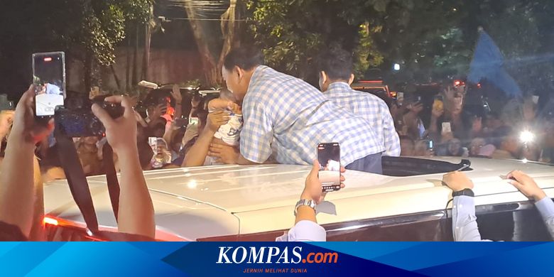 Prabowo Cium Bayi dari Atas Mobil Saat Berangkat ke Istora Senayan