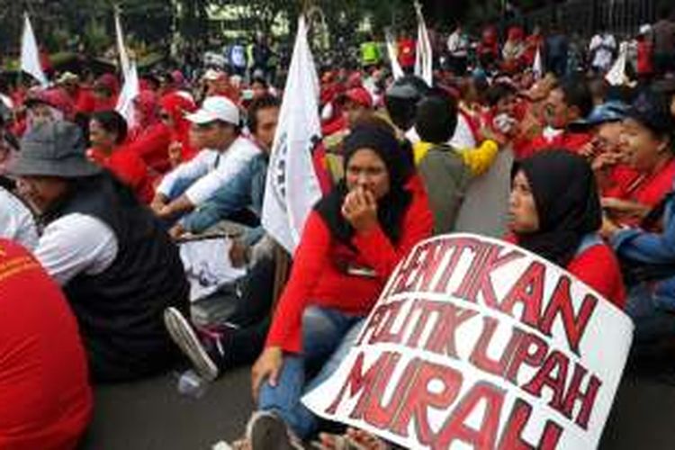 Sejumlah buruh dari Solidaritas Perjuangan Buruh Indonesia (SPBI) saat menggelar aksi demonstrasi di depan Balai Kota Malang, Jawa Timur, Selasa (1/11/2016)