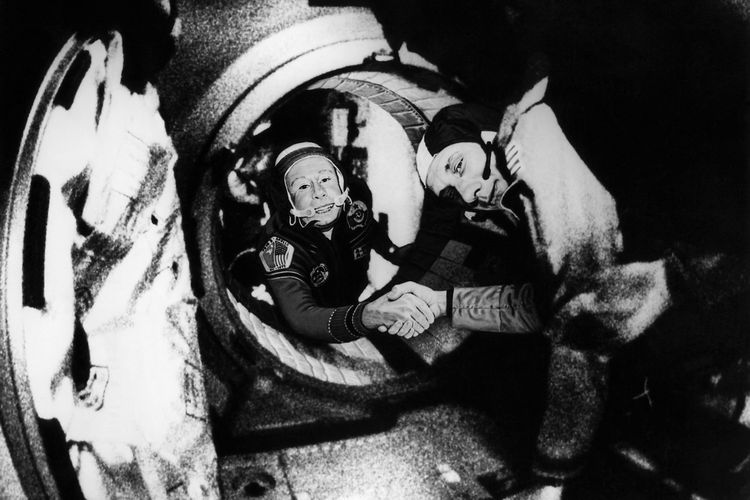 Leonov pindah ke modul docking bersama dan disambut oleh astronot NASA Stafford, menandai pertama kalinya, seorang Soviet melakukan kontak langsung dengan seorang Amerika di orbit.
