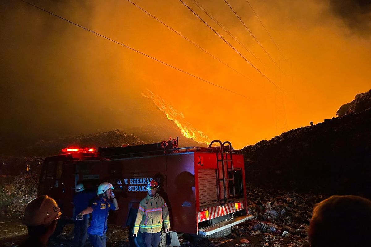 Gempar! Kebakaran TPA Putri Cempo Solo Membesar, Puluhan Damkar Diterjunkan 52 Kebakaran TPA Putri Cempo Solo, 22 Armada Damkar Berjibaku Jinakkan Api