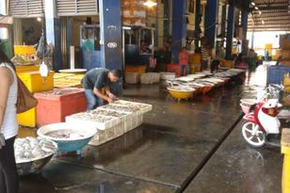 Lokasi pelelangan ikan di Pasar Ikan Muara Angke, Pluit, Jakarta Utara, Jumat (18/4/2014).