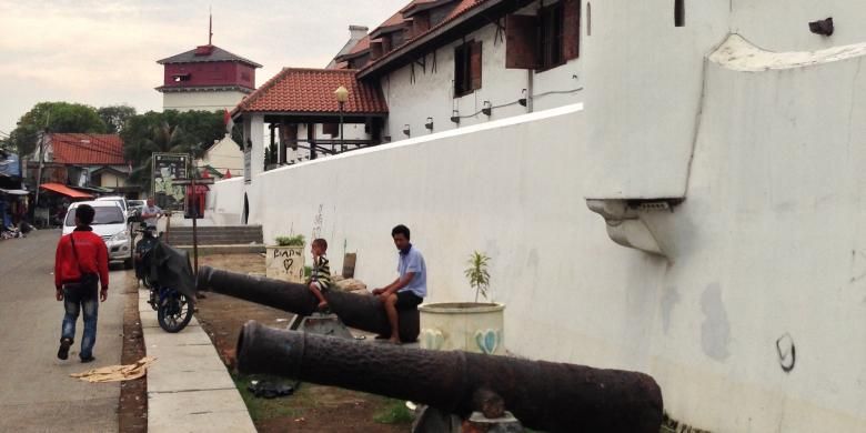 Tembok kota sisi Museum Bahari yang sudah di bersihkan.
