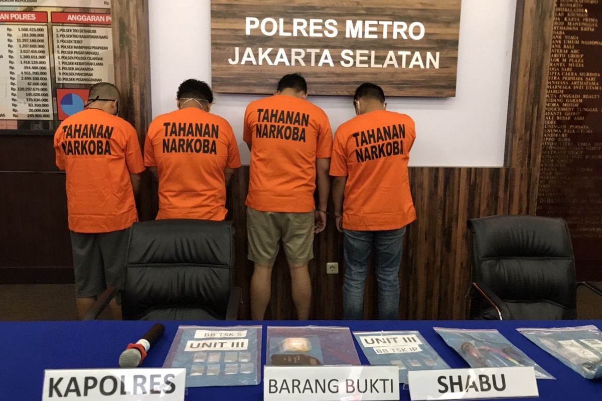 Unit Satuan Narkoba Polres Jakarta Selatan menangkap empat orang pemakai sabu-sabu berinisial S, IP, DC, dan Dsk di Cipondoh, Jakarta, pada Senin (6/7/2020) pukul 18.00 WIB.