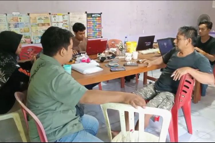 Tim paslon perseorangan Pilkada Pangkalpinang, Bangka Belitung saat proses upload dukungan, Selasa (4/6/2024).