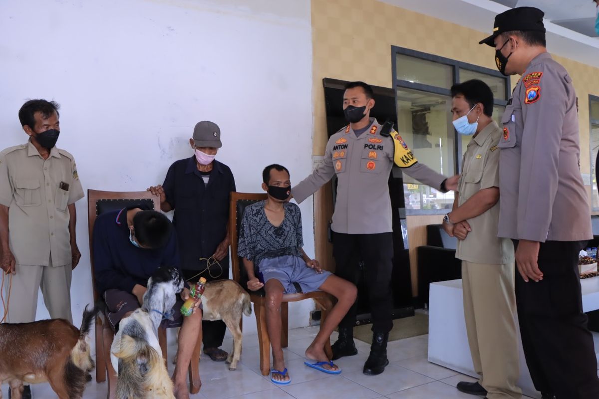 HADIAHI KAMBING— Kapolres Madiun, AKBP Anton Prasetyo memberikan hadiah dua ekor kambing kepada kakak beradik mantan peyandang ODGJ,  Supeni (30) dan Markadi (27), warga Desa Sareng, Kecamatan Geger, Kabupaten Madiun, Jawa Timur, Selasa (15/3/2022). 