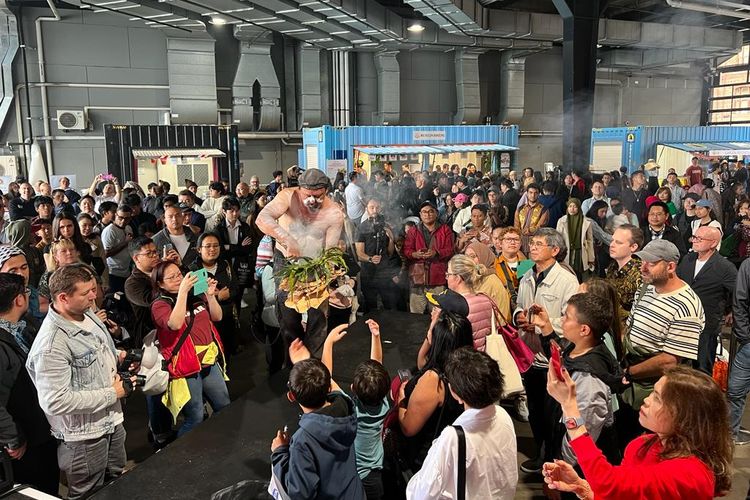 Elder Gumaroy melakukan smoke ceremony atau upacara asap dengan membakar tumbuhan lokal yang dipilih secara khusus dan dipercaya memiliki sifat pembersihan dan penyembuhan dalam pembukaan festival Indonesia by the Harbour pada Sabtu (25/11/2023). Festival itu diadakan oleh KJRI Sydney.