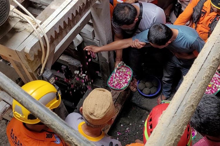 Tabur bungan di lubang galian tambang emas tempat delapan pekerja terjebak di Desa Pancurendang, Kecamatan Ajibarang, Kabupaten Banyumas, Jawa Tengah, Selasa (1/8/2023).