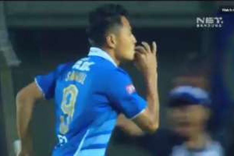 Samsul Arif merayakan gol Persib Bandung ke gawang Sriwijaya FC pada partai Grup A Piala Bhayangkara di Stadion Jalak Harupat, Soreang, Sabtu (26/3/2016).