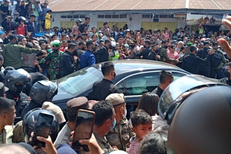 Foto: Ribuan warga tumpah ruah saat menyambut Jokowi di Pasar Bongawani Ende, Kabupaten Ende, NTT pada Rabu (1/6/2022). 