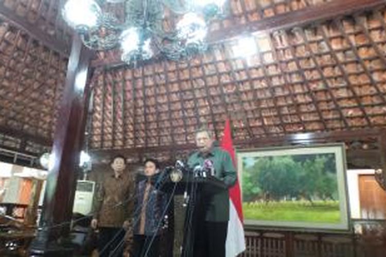 Presiden Susilo Bambang Yudhoyono membantah tuduhan Wikileaks soal dugaan korupsi percetakan uang negara di kediamannya, Bogor, Kamis (21/7/2014).