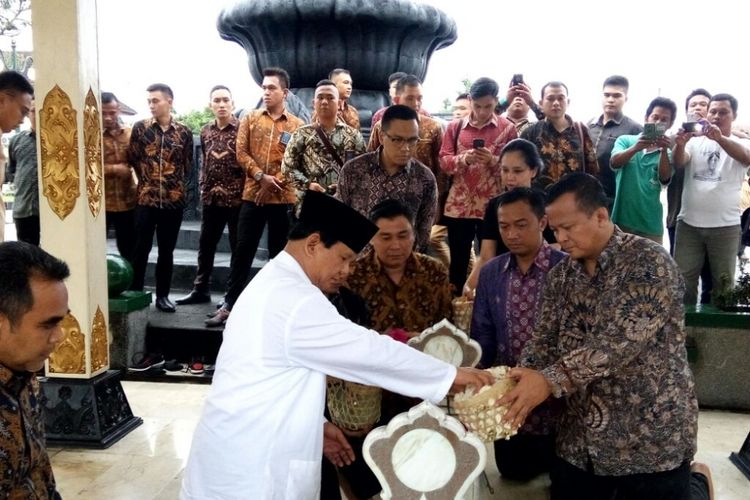 Ketua Umum Partai Gerindra Prabowo Subianto saat tabur bunga di pusara Panglima Besar Jenderal Soedirman