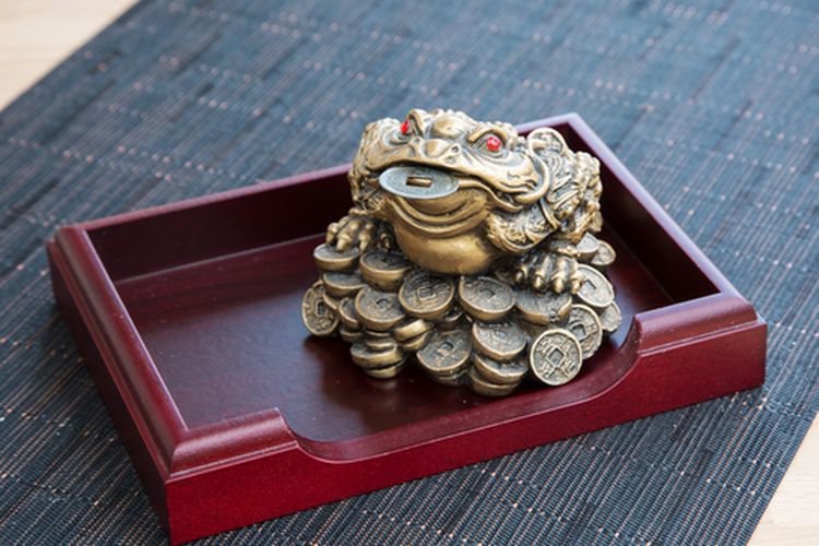 Katak uang adalah simbol China yang sering digunakan dalam feng shui untuk mengundang kemakmuran dan kelimpahan.
