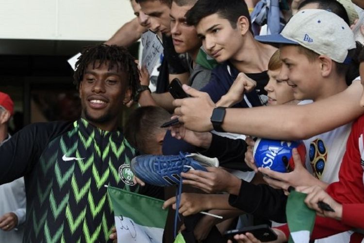 Pemain Nigeria, Alex Iwobi, melakukan swafoto dengan fans saat tim berlatih di Essentuki Arena, 12 Juni 2018. 