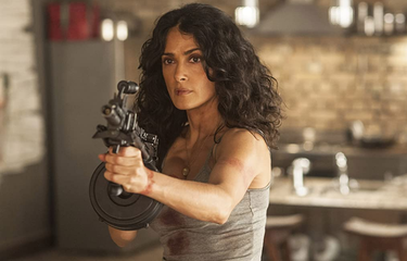 Salma Hayek dalam film aksi thriller Everly (2014).