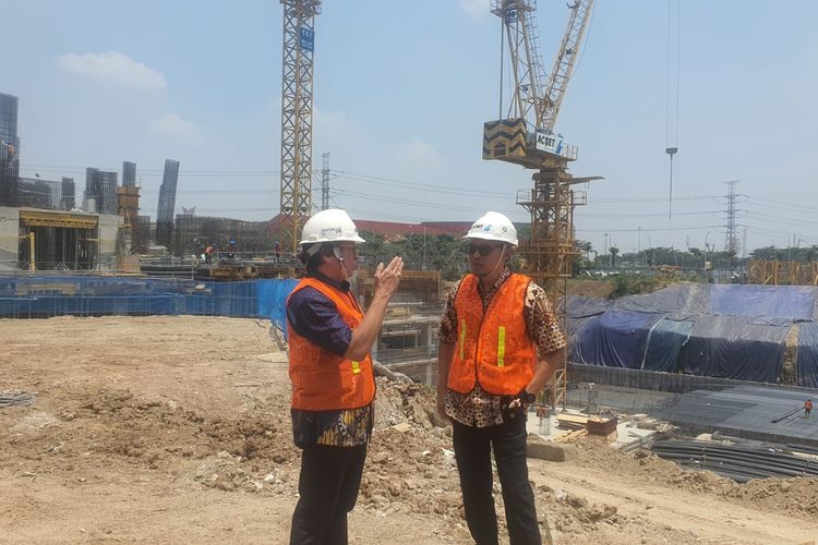 Chief Marketing Officer (CMO) Elevee Condominum Alvin Andronicus bersama Director of Research Colliers Indonesia Ferry Salanto, di proyek Elevee Condominium, Alam Sutera, Senin (16/10/2023).