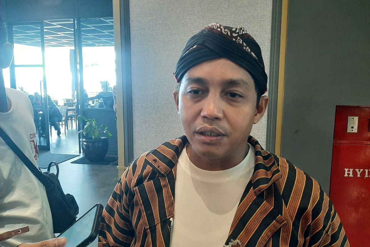 Sekretaris Jenderal (Sekjen) Partai Solidaritas Indonesia (PSI) Raja Juli Antoni saat menemui wartawan di Balcony, Plaza Ambarrukmo, Kabupaten Sleman, Minggu (14/01/2024).