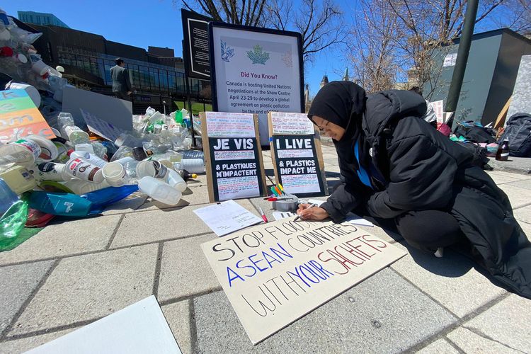 Aeshnina Azzahra Aqilani (Nina), melakukan aksi protes di sela agenda INC-4 mengenai Perjanjian Plastik Global yang berlangsung 23 hingga 29 April 2024 di Ottawa, Kanada.