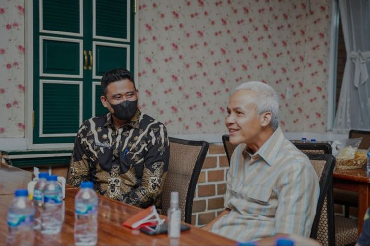 Wali Kota Medan Bobby Nasution (kiri) bersama Gubernur Jawa Tengah Ganjar Pranowo berbuka puasa di Medan, Kamis (7/4/2022). 