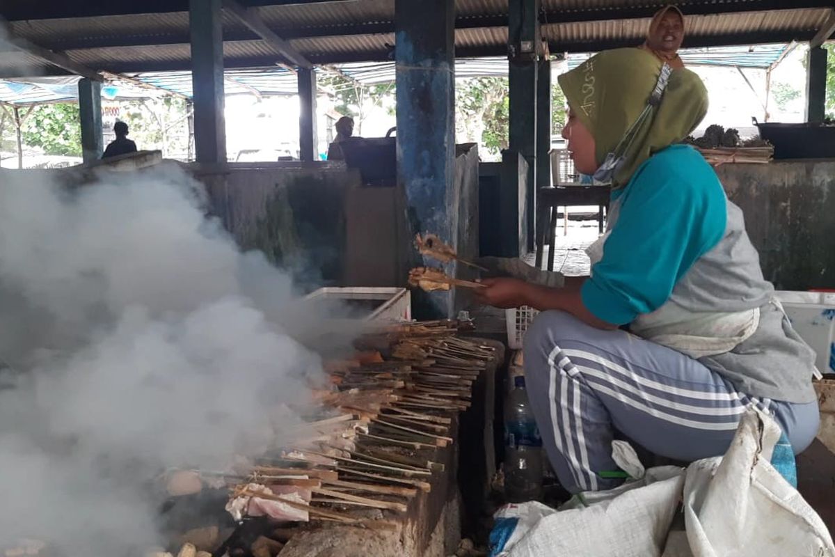 Penjual ikan asap di Pantai Tambakrejo, Blitar, Jawa Timur pada Senin (25/7/2022).