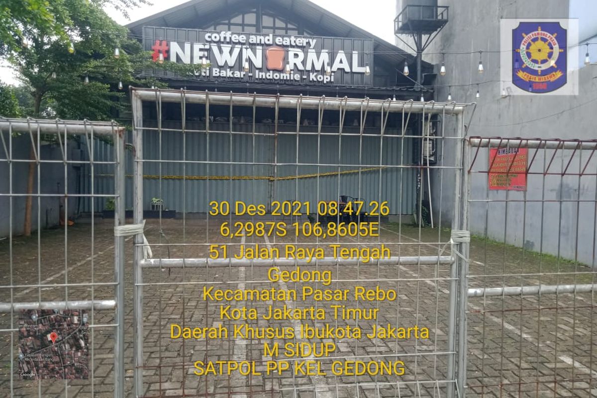Satu kafe di Jalan Raya Tengah RW 012 Gedong, Pasar Rebo, Jakarta Timur, ditutup petugas karena melanggar protokol kesehatan saat mengadakan nonton bareng (nobar) final Piala AFF 2020, Rabu malam kemarin.