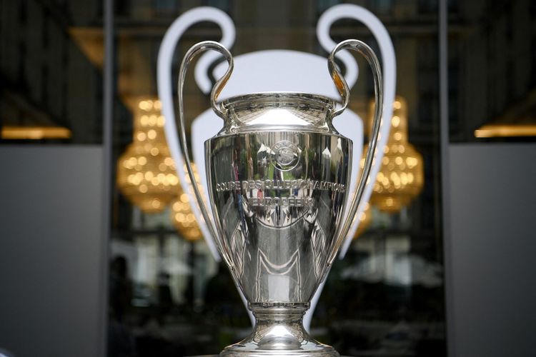 UEFA memamerkan trofi Liga Champions Paris pada 27 Mei 2022. Trofi Si Kuping Besar ini dipamerkan jelang partai final Liverpool vs Real Madrid yang akan dihelat pada Minggu (29/5/2022) dini hari WIB.
