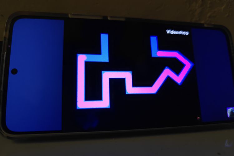 Hasil foto Long Exposure di Oppo Find N3. Pada aslinya ini merupakan titik merah yang bergerak di jalur berwarna biru. Namun dengan Long Exposure, peregerakan titik merah tersebut akan terekam menjadi garis berwarna merah atau merah muda.