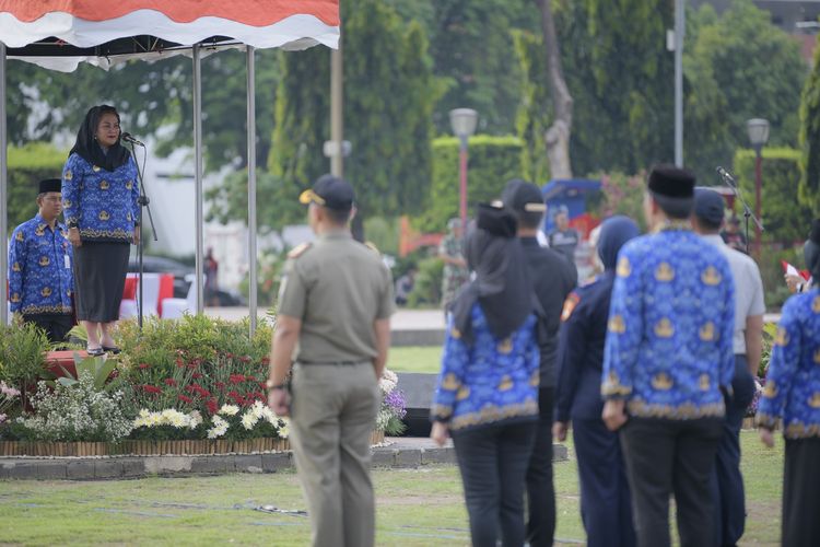 Mba Ita memimpin upacara HUT ke-52 Korps Pegawai Republik Indonesia (Korpri) di Lapangan Pancasila