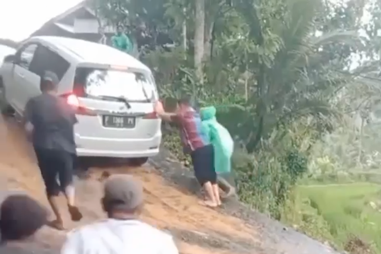 Ertiga gagal nanjak di jalan licin