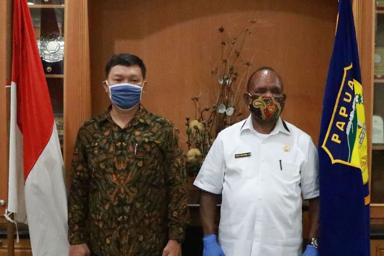 Wakil Menteri ATR/Wakil Kepala BPN Surya Tjandra dan Sekretaris Daerah Provinsi Papua Doren Wakerkwa.