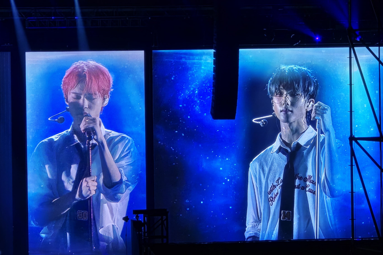 (kiri-kanan) Chenle dan Jisung yang sedang membawakan lagu penutup di konser NCT Dream Jakarta di Stadium Gelora Bung Karno pada Sabtu (18/5/2024)
