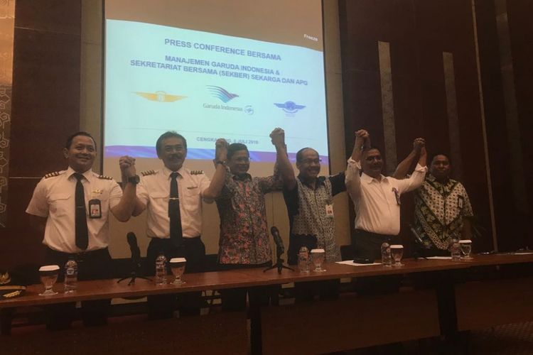 Asosiasi Pilot Garuda, Serikat Karyawan Garuda bersama manajemen PT Garuda Indonesia saat konfrensi pers di Garuda City Center, Cengkareng, Jumat (6/7/2018).
