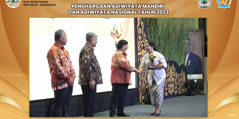 Trofi Adiwiyata Mandiri 2023 yang diterima SD Tarakanita Solo Baru, Jawa Tengah. Penghargaan ini diberikan Menteri Lingkungan Hidup dan Kehutanan (KLHK), Prof Dr Ir Siti Nurbaya M Sc.