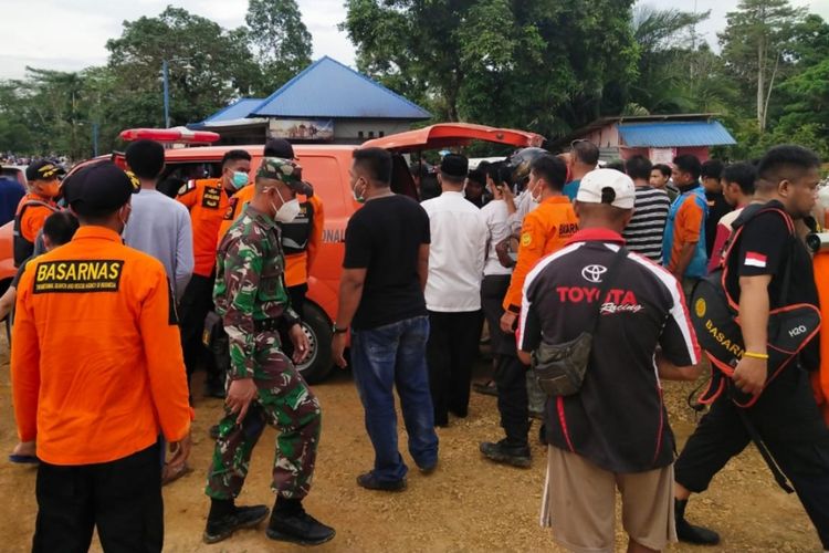 Tim SAR gabungan bersama warga saat hendak melakukan pencarian terhadap tiga orang korban mobil tenggelam di sungai Konaweha, Konawe, Sabtu (19/9/2021).