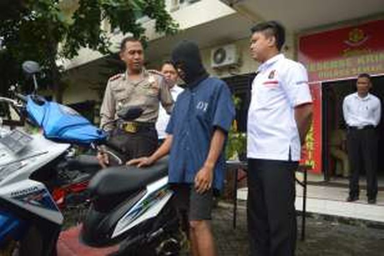  Tersangka  Kusno Fajar Irawan yang diduga mencuri motor milik  Arif Irfan Ekosusilo di halaman masjid Al Usmani Sidomulyo, Kecamatan Ungaran  Timur, diamankan polisi.