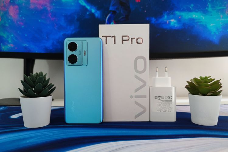 Vivo T1 Pro 5G yang diletakkan bersisian dengan kotak penjualannya.