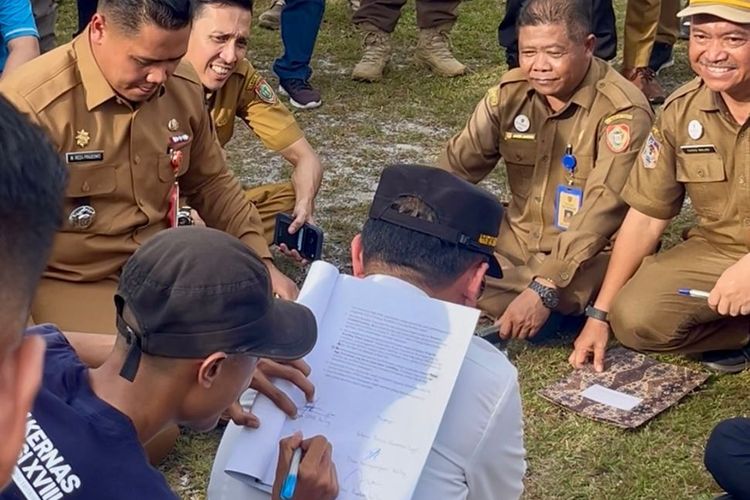 Gubernur Agustiar Sabran menerima aspirasi mahasiswa, dalam aksi yang digelar oleh Aliansi Mahasiswa Anak Buruh Jilid II di depan Kantor Gubernur Kalteng, Senin (11/5/2026).
