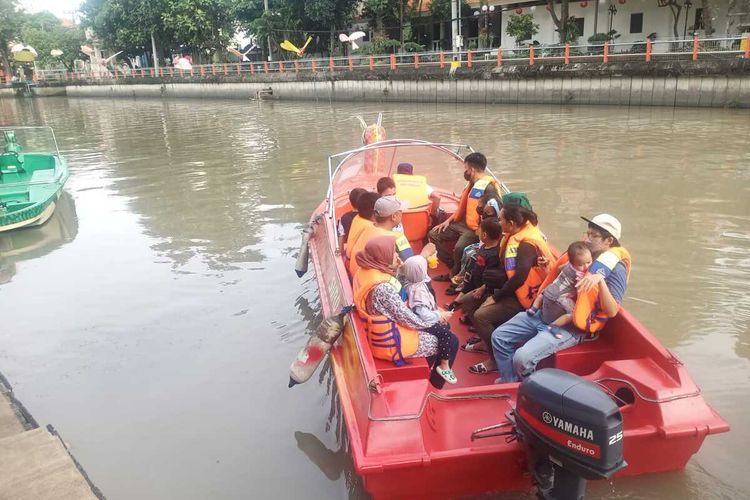 Sejumlah warga mengisi libur lebaran Idul Fitri dengan menikmati Wisata Perahu Kalimas di Surabaya, Jawa Timur, Kamis (5/5/2022).