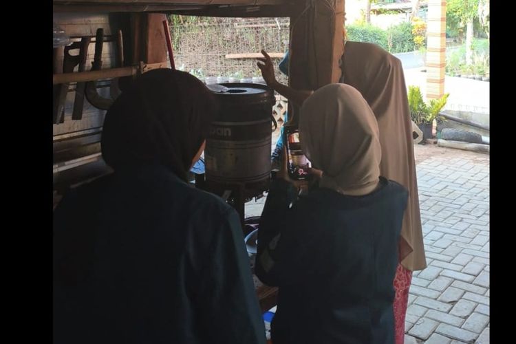 Bantu Peternak Ayam, Mahasiswa KKN Undip Uji Pakan Lokal untuk Telur Kaya Omega-3