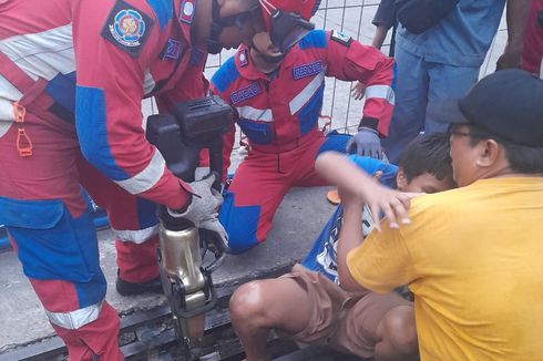 Kaki Seorang Anak Terjepit Tutup Selokan di Cengkareng